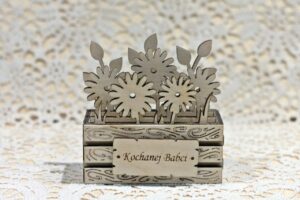 Box deski z kwiatami 1 z tabliczką "Kochanej Babci"