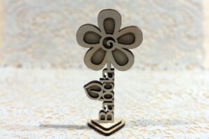 Kwiat z napisem Babcia na podstawce 1