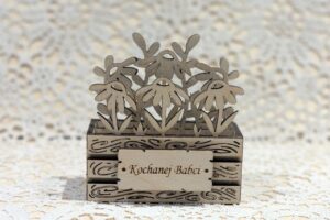 Box deski z kwiatami 2 z tabliczką "Kochanej Babci"