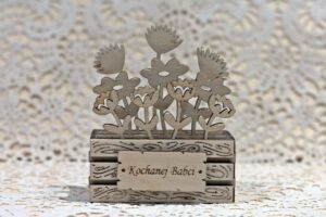 Box deski z kwiatami 4 z tabliczką "Kochanej Babci"