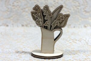 Kwiat w naczyniu z podstawką 5 - Konwalie w dzbanku