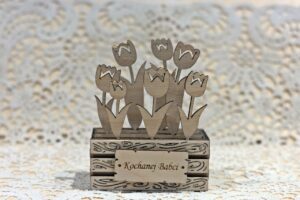 Box deski z kwiatami 5 z tabliczką "Kochanej Babci"