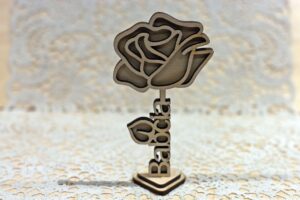 Kwiat z napisem Babcia na podstawce 6