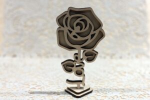 Kwiat z napisem Love na podstawce 1